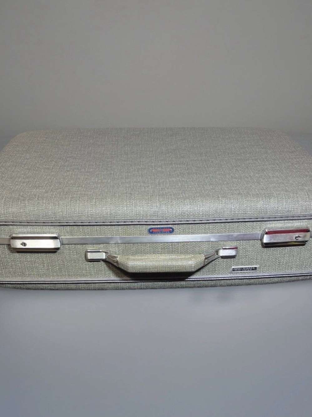 24" × 17" × 8" Vtg American Escort Suitcase Gray Hardshell